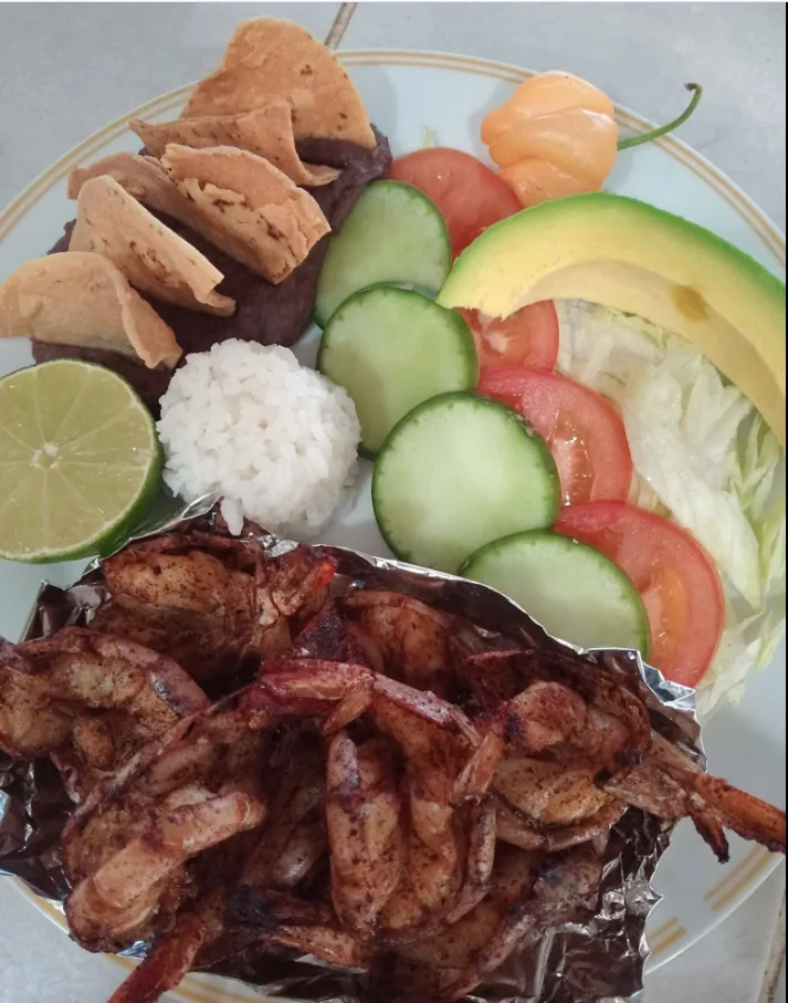 Platillo de camarones acompañado con arroz y ensalada