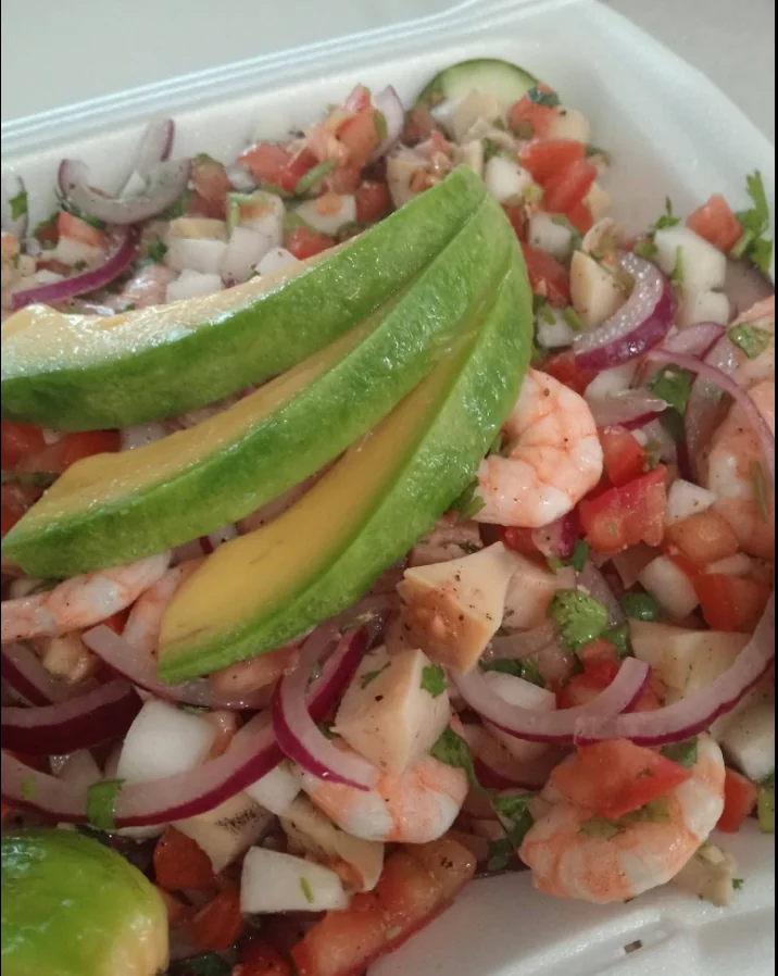 Ensalada de camarón con aguacate