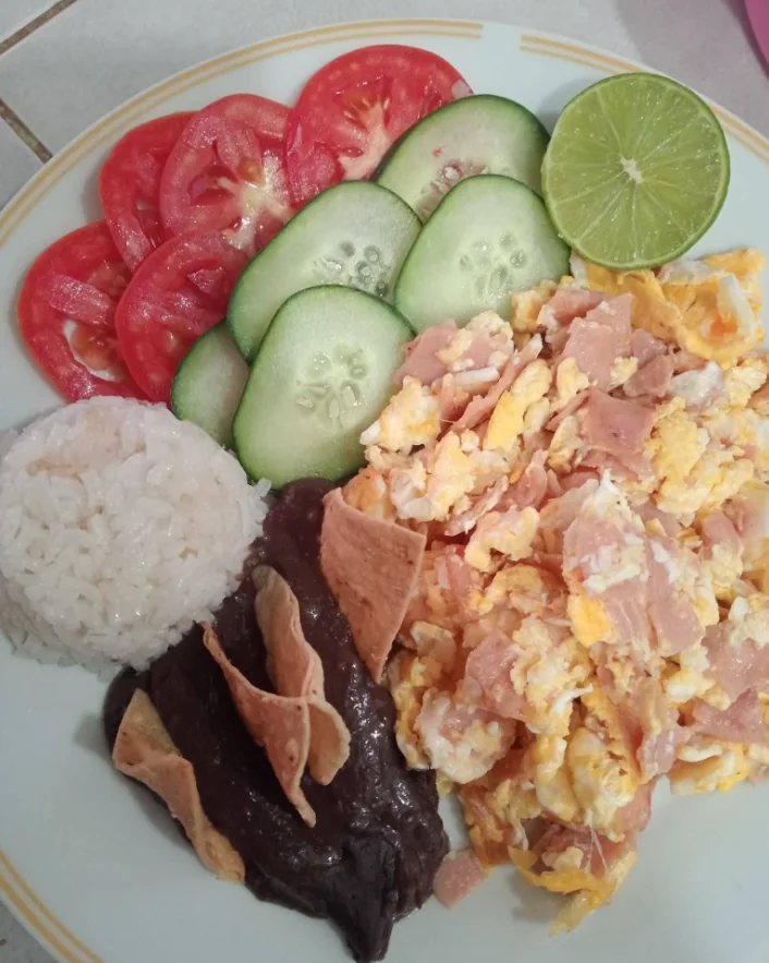 Desayuno con huevos y jamón