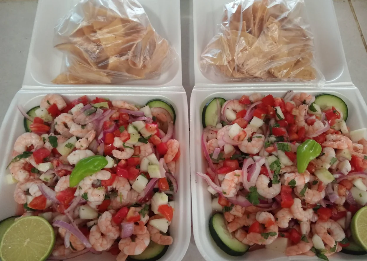 Dos pedidos de ensalada de camarón para llevar